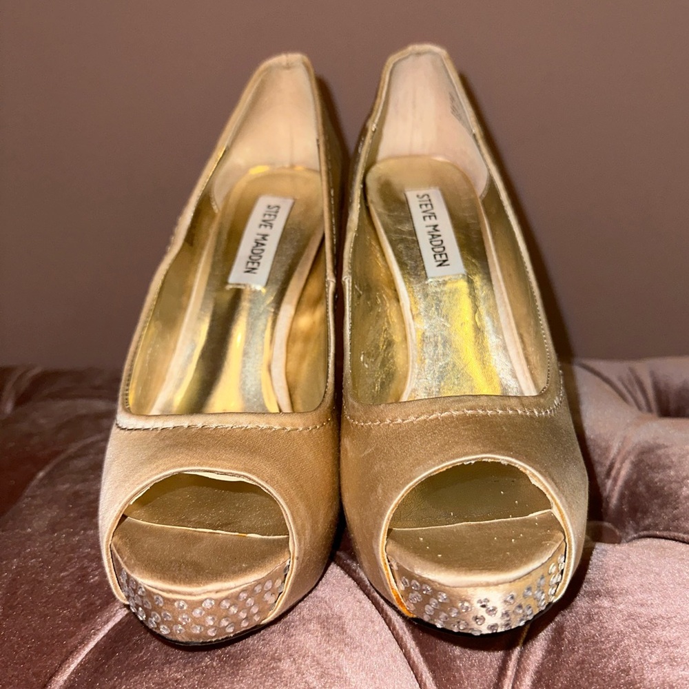 Steve Madden Feelixx Champagne Satin heels